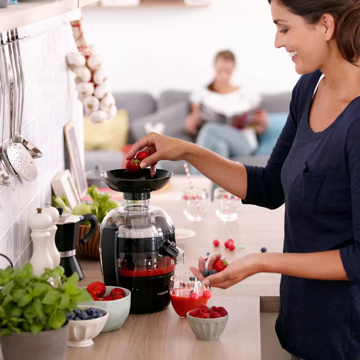 Philips Viva Juicer in Black HR1855/70 - Sense42 Beauty and Health